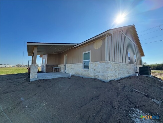 Building Photo - 318 Warehouse Rd