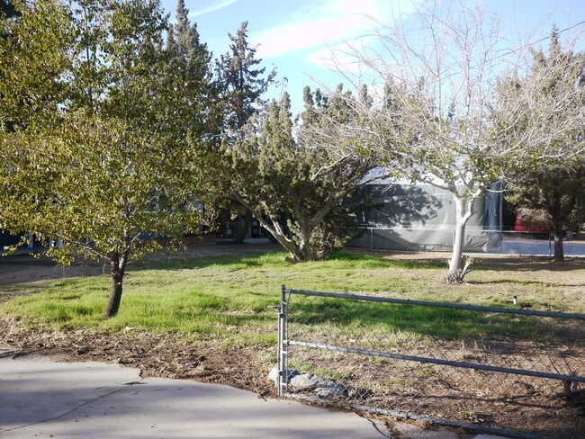 Building Photo - Charming 2-Bed, 1.5-Bath Home with 2-Car Garage in Hesperia, CA!