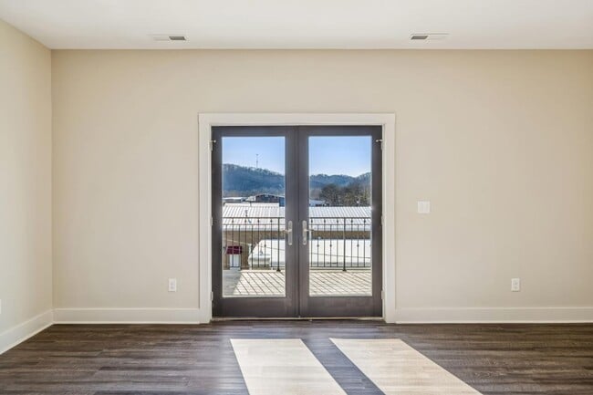 Building Photo - 120 N Main St