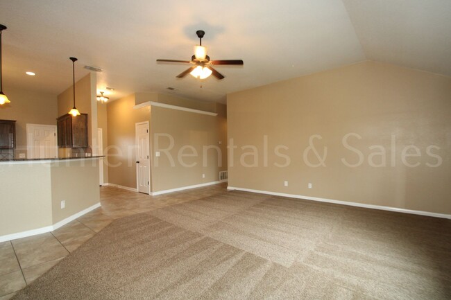 Building Photo - Spacious Three-Bedroom!