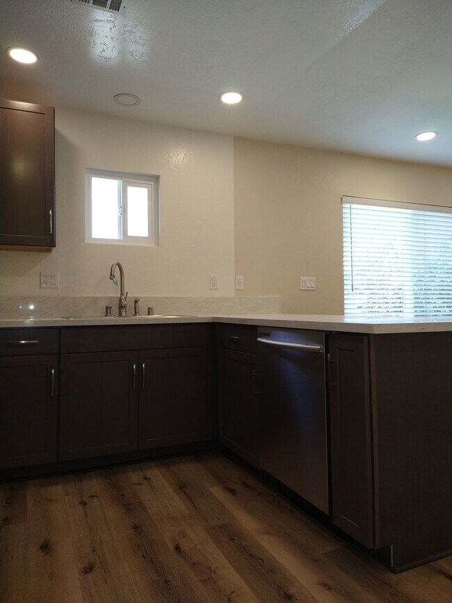 Building Photo - ALL UTILITIES INCLUDED! 3 Bed / 1 Bath Remodeled Condo/Duplex at Tanglewood