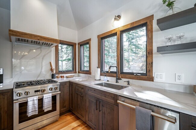 Building Photo - 116 Winterleaf Dr