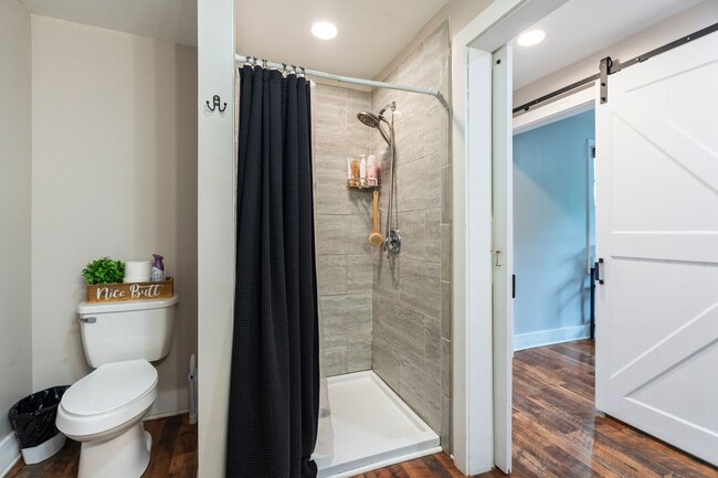 Building Photo - Updated Bungalow Close to Downtown