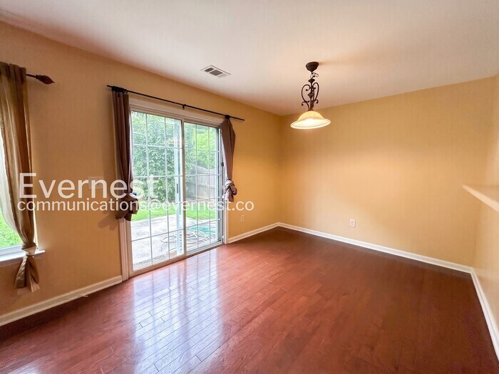 Building Photo - 2395 Mayfair Dr
