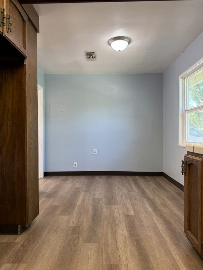 Building Photo - Spacious 2/2 home near shopping