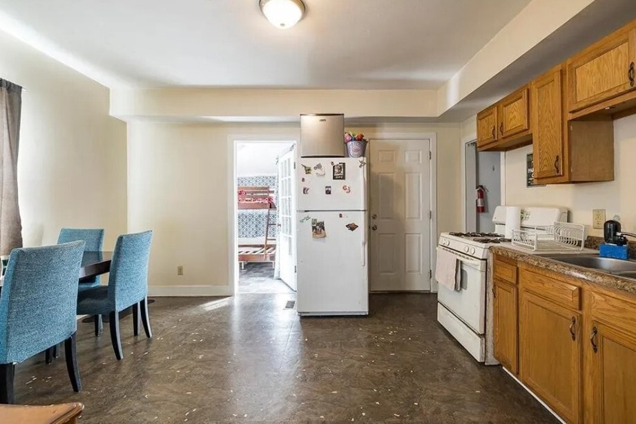 Kitchen w/ door to spare room - 521 Bay St