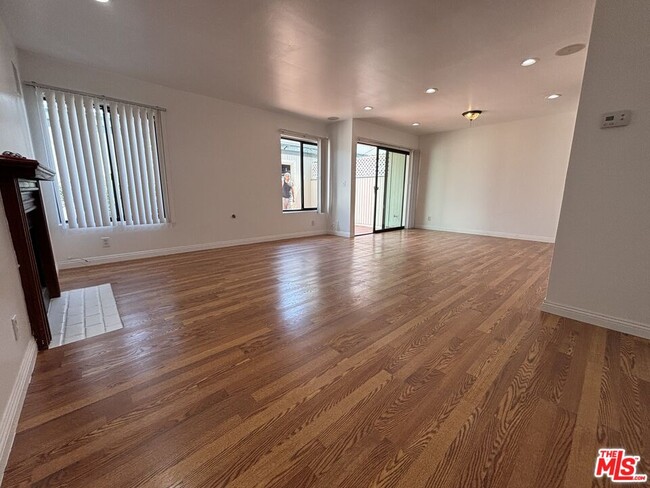 Building Photo - 10574 Sunland Blvd