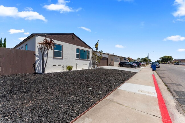 Building Photo - Nicely Remodeled 3 Bed 2 Bath in West Chul...