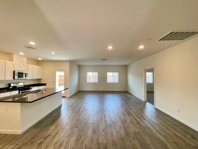 Building Photo - 754 Tamarack Ct