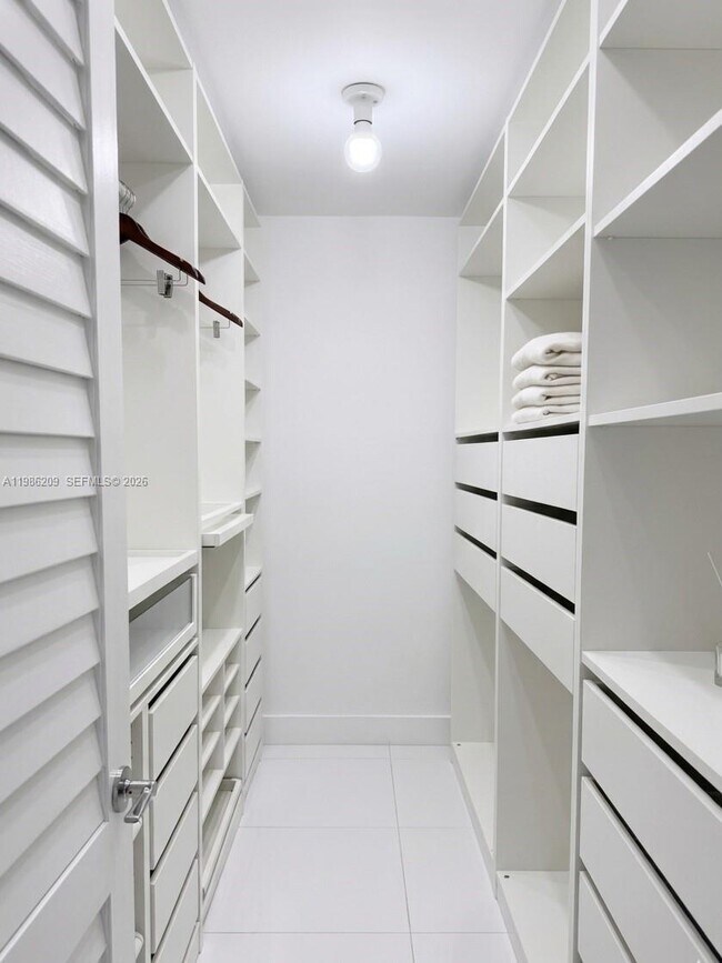 Building Photo - 220 Lakeview Dr