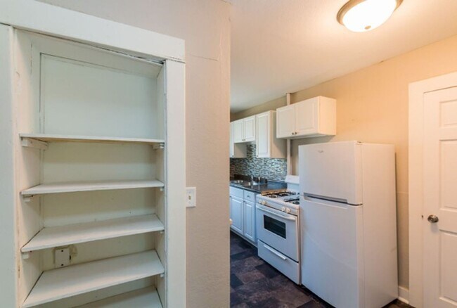 Building Photo - 423 4th Ave SE