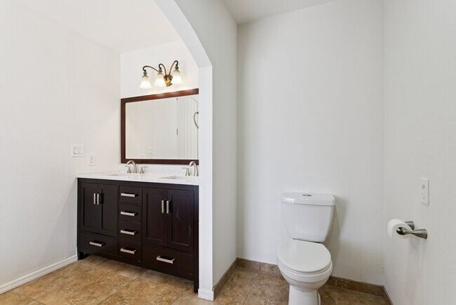 Building Photo - 923 N 59th St
