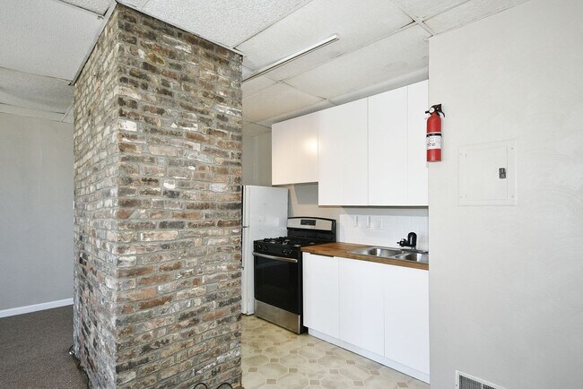 Building Photo - 1606 Bingham St