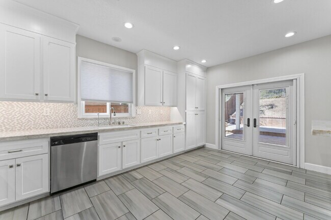 Building Photo - "Spacious 3-Bedroom Retreat with Modern Co...