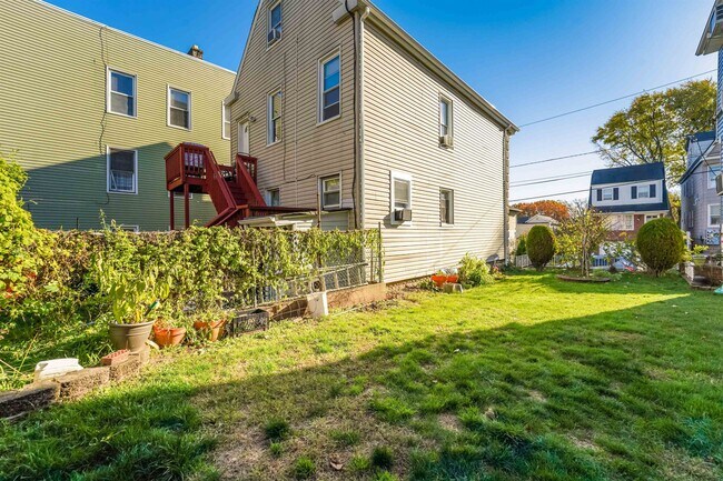 Building Photo - 79 Hoyt St