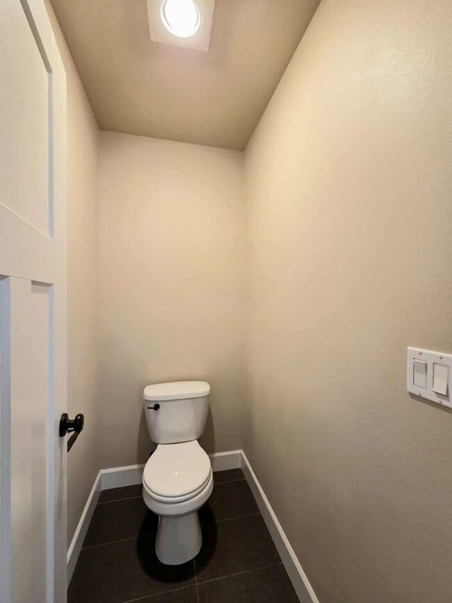 Building Photo - Large 3 bedroom, 3 bath newer build in sought after East Wenatchee neighborhood!