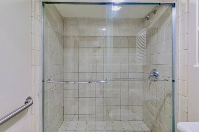 Bath Room - 3000 Hillsboro Pike