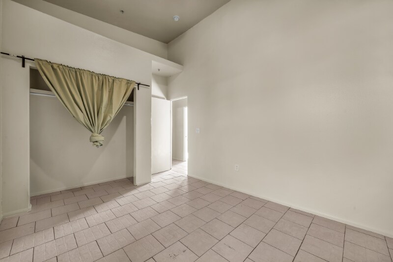 Building Photo - 5869 S Figueroa St