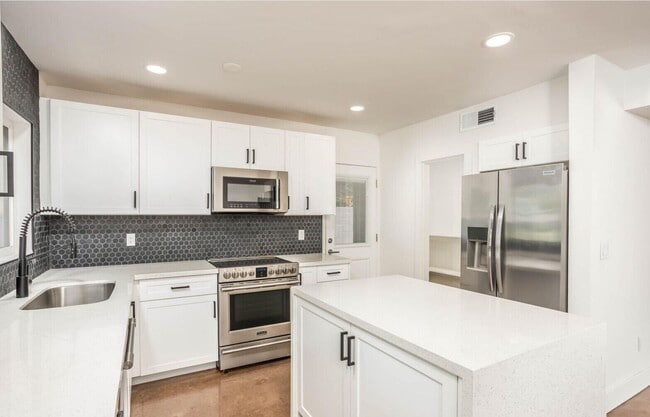 Building Photo - Biltmore District Luxury – 3 month leases avaialble 2,795.00