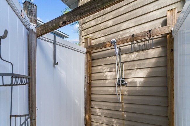 Building Photo - PERFECT "WORK FROM HOME" LOCATION FOR JAN-MAY of 2026