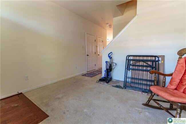 Building Photo - 940 King Way