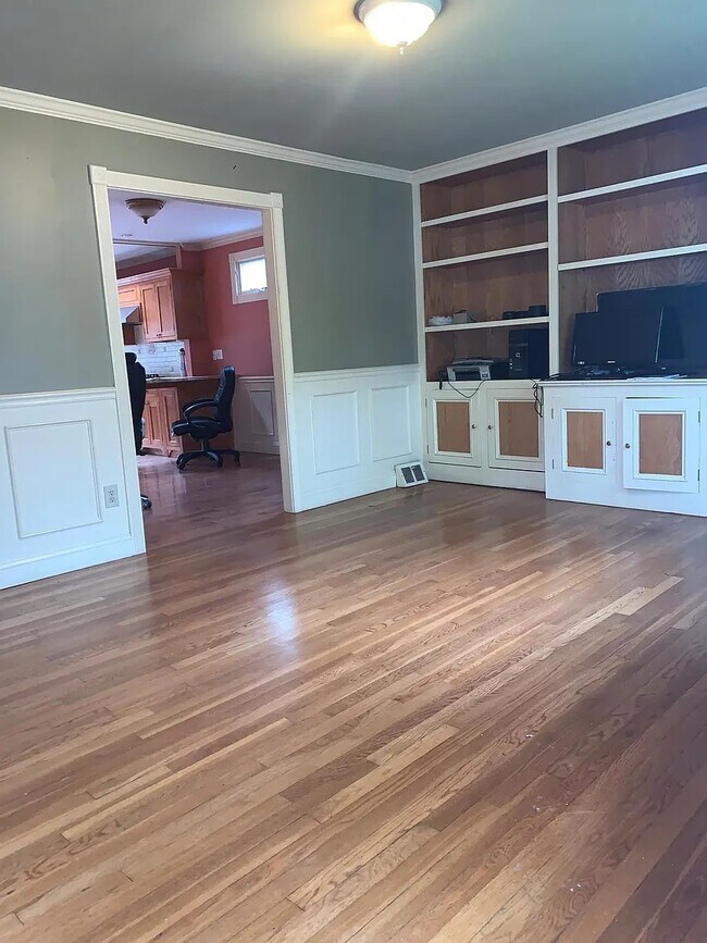 Building Photo - 133 May St