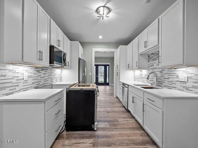 Building Photo - Beautiful New 4 Bedroom, 3 full bath plus ...
