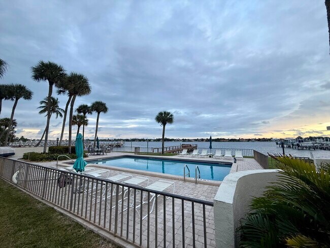 Building Photo - 1204 S Lake Dr