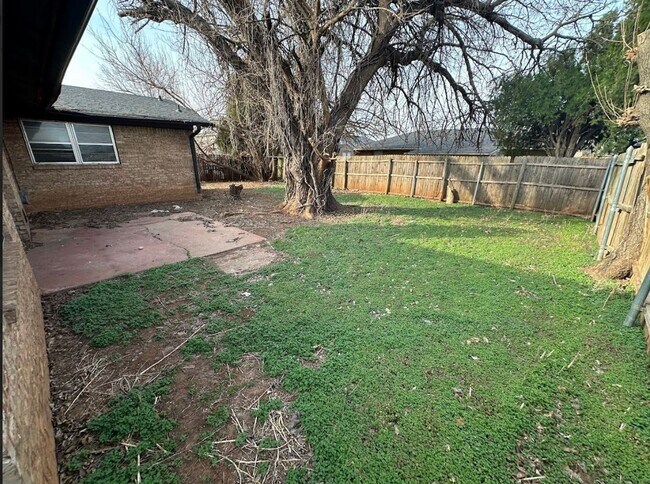 Building Photo - 4 Bed 2 Bath Available!