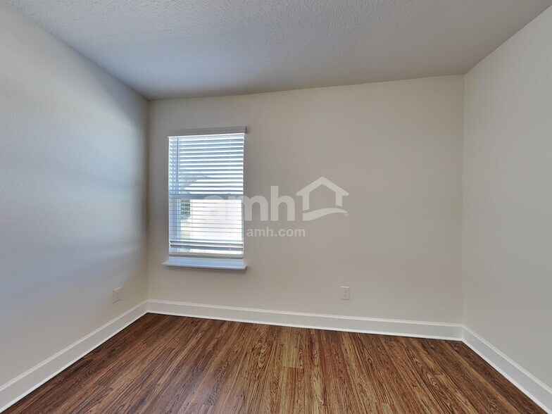 Building Photo - 2433 S Park Ave