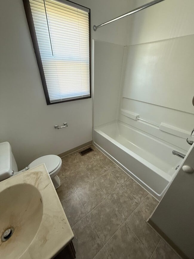 Building Photo - 3 Bedroom, 1 Bathroom House