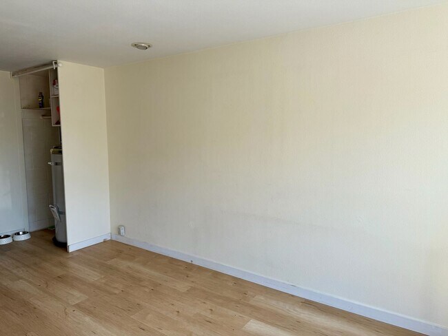 Building Photo - Lake Washington waterfront living with lak...