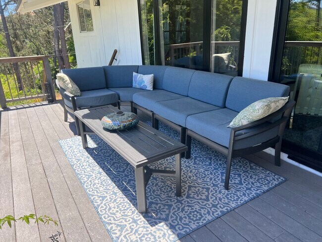 Building Photo - 3600 Bloomfield Rd