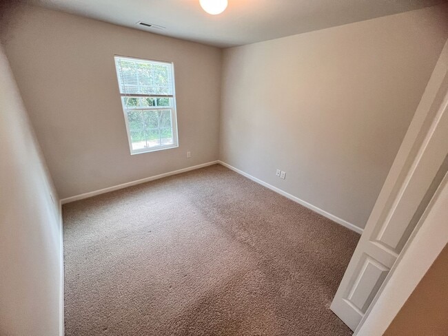 Building Photo - Gorgeous 3 bedroom, 2 1/2 bathroom two-sto...