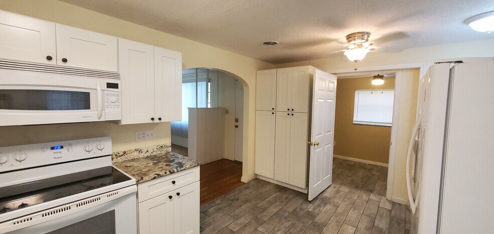 Building Photo - 714 E Crawford St