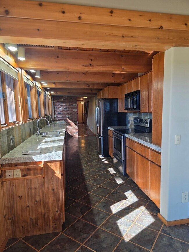 Building Photo - Live in Beautiful Tollgate and Minutes fro...