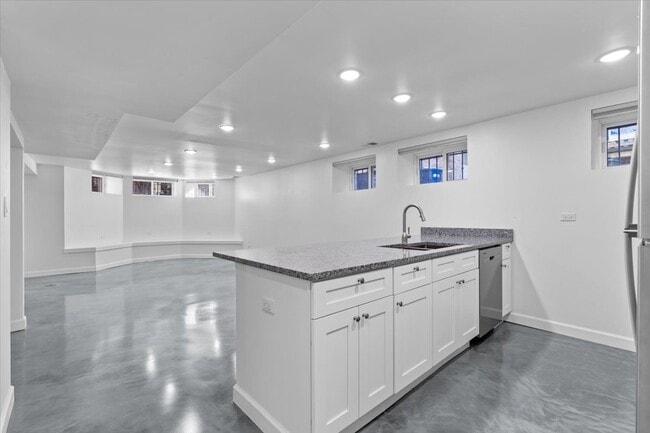 Building Photo - 722 S Laflin St