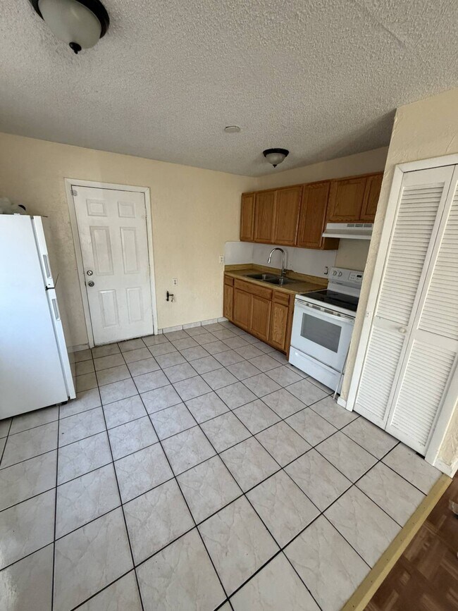 Building Photo - 320 Blanco Ct