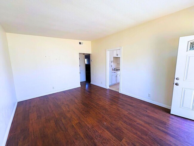 Building Photo - 2 Bedroom Rancho Cucamonga Unit