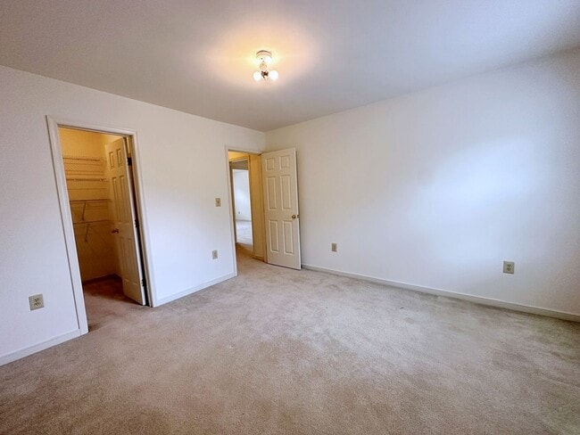 Building Photo - 4 Bedroom Townhouse Near Chesterfield Cour...