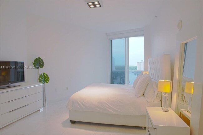 Building Photo - 15811 Collins Ave