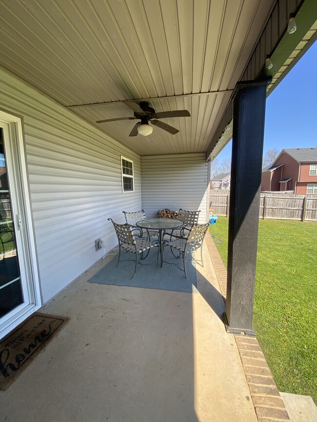 Building Photo - 1053 Castlerock Dr