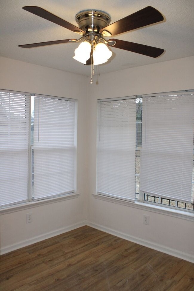 Building Photo - 3 Bedroom 2 Bath W/Bonus South Augusta!