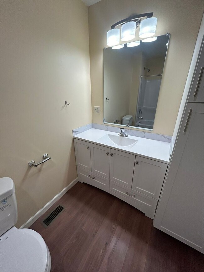 Building Photo - Beautiful 3 bed, 2 bath Hamilton home