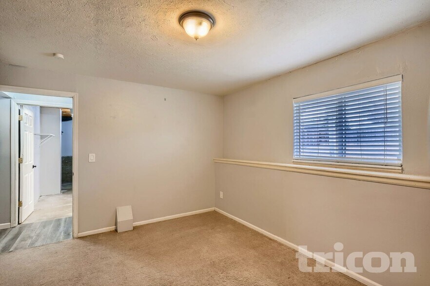 Building Photo - 1721 S Genoa Way