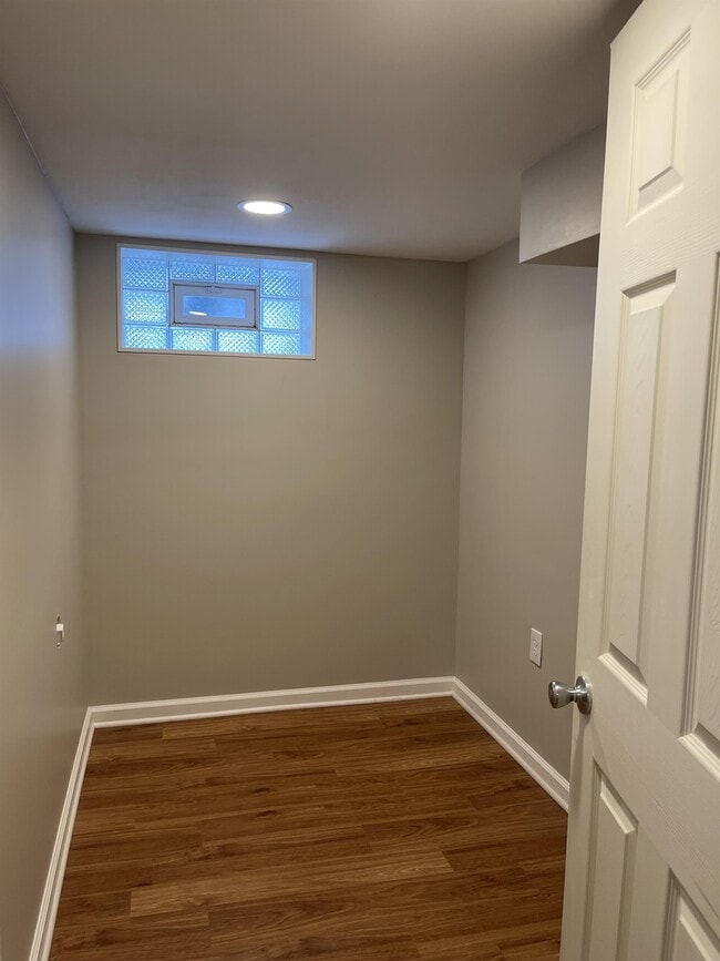 Building Photo - 610 Parkside Dr