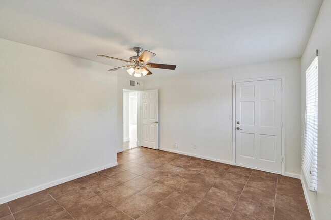 Building Photo - 1717 N Riverside Dr