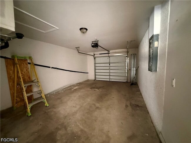 Building Photo - 4712 SE 5th Ave