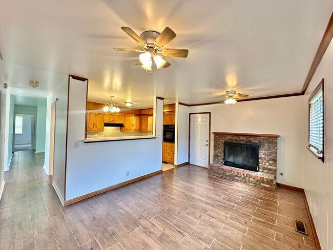 Building Photo - 3 BED 2 BATH-Longview Acres 2nd