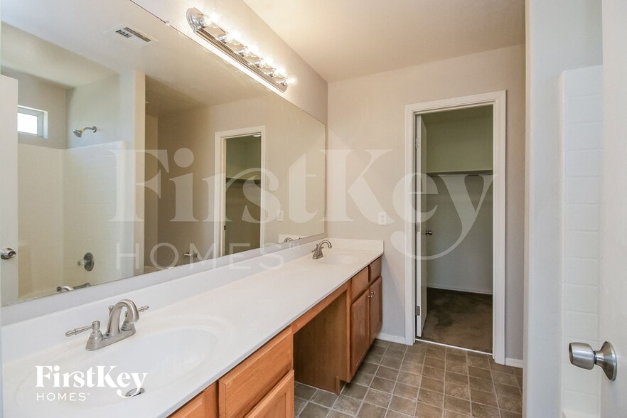 Building Photo - 3941 E Esplanade Ave